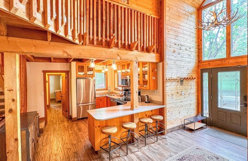Sundance Cabin | Stone Table Lodge - Sleeps 8 - HOT TUB