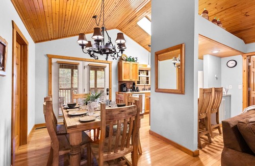 Reeds Spring Cabin | StoneBridge Gated Resort-"Four Acorns Lodge" Quiet w/Great Parking and close to SDC - Lodge #79