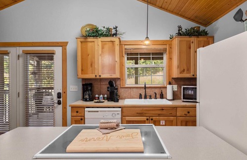 Reeds Spring Cabin | StoneBridge Gated Resort-"Four Acorns Lodge" Quiet w/Great Parking and close to SDC - Lodge #79