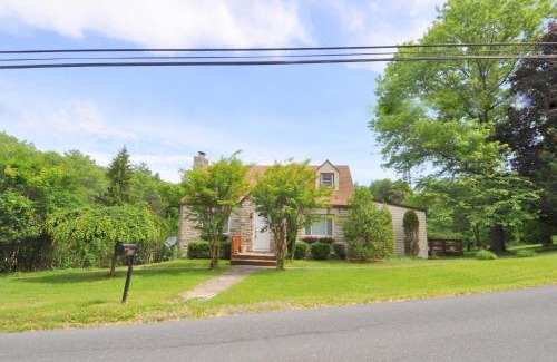 Berkeley Springs Ski Chalet | Stonehedge - 3 BR Cottage
