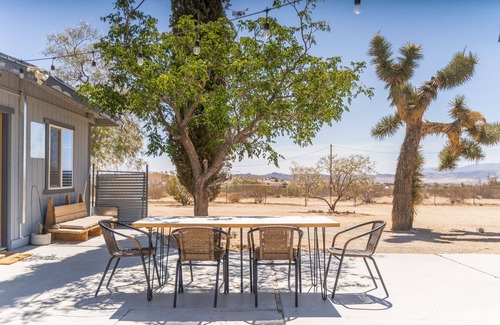 Joshua Tree House | Stonehill Retreat - Cowboy Pool, Hot Tub, Labyrinth, Soaking Tub and Privacy