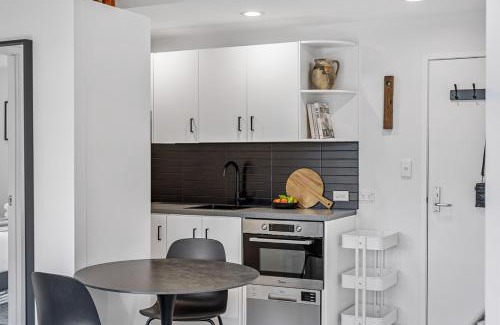 Parnell Apartment | Stonemasons Quarters Stylish apartment with carpark