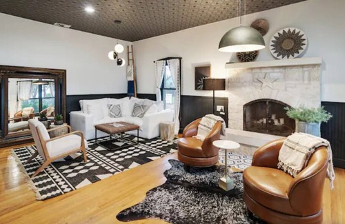 Stonewall House | Stonewall Bungalows 20min Fredericksburg 290 road - 4 beautiful units for groups
