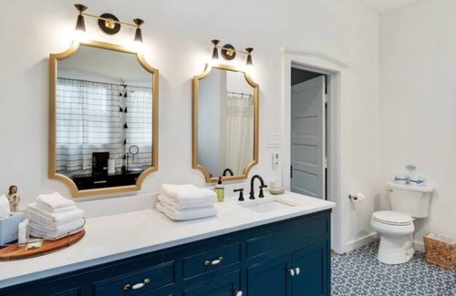 Stonewall House | Stonewall Bungalows 20min Fredericksburg 290 road - 4 beautiful units for groups