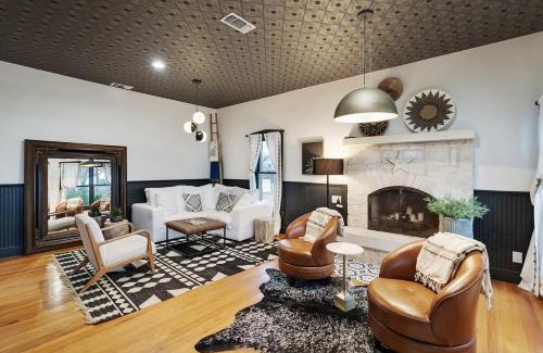 Stonewall House | Stonewall Bungalows - Sleeps 15