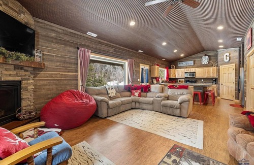 Deadwood House | Stonewall Hideaway- Lots of trailer parking
