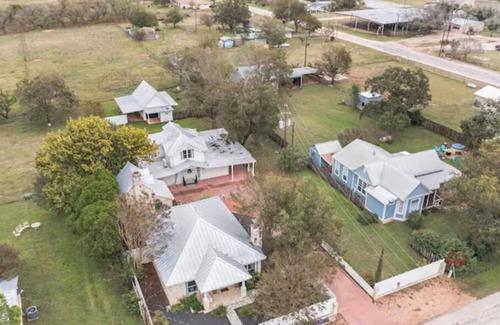 Stonewall House | Stonewall Wine 290 Road 20mins to Fredericksburg