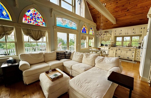 Conway Ski Chalet | Stonewood Chalet with Breathtaking Views, Victorian decor & Hot Tub.