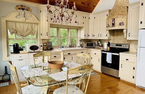 Conway Ski Chalet | Stonewood Chalet with Breathtaking Views, Victorian decor & Hot Tub.