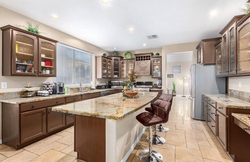 Glendale House | Stop "Heated Pool, Spa, Ping Pong, XBox, billiards