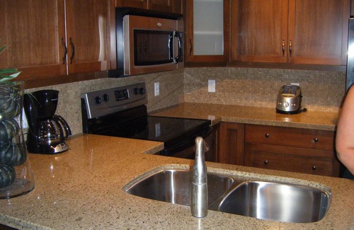 South Pandosy Condo | Stop Searching! Beautiful Suite @ Playa Del Sol - Now's The Time To Book! 2023
