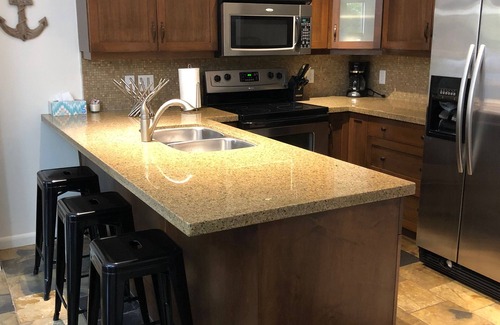 South Pandosy Condo | Stop Searching! Beautiful Suite @ Playa Del Sol - Now's The Time To Book! 2023