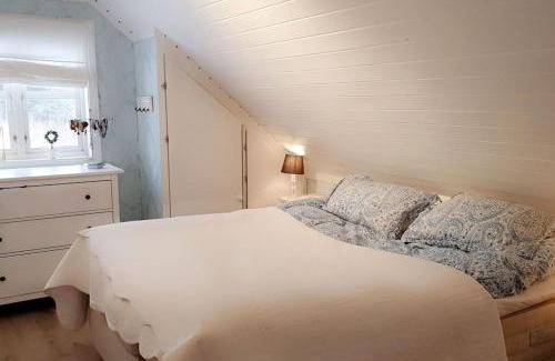 Arendal Villa | Stor enebolig med flott hage og sommerstue