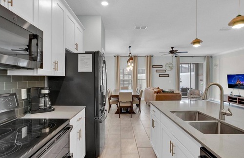 Bay Lake House | Storey Lake-CLOSEST RESORT TO DISNEY-FREE RESORT FACILITIES -MODERN-FREE WIFI