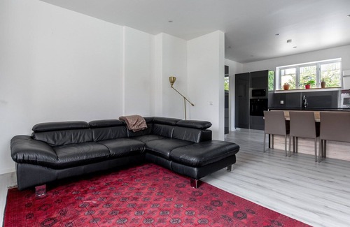 Hindby Villa | Stort hus i Lugnt Område med Stor Trädgård