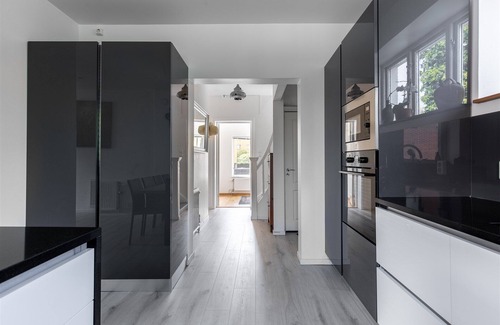 Hindby Villa | Stort hus i Lugnt Område med Stor Trädgård
