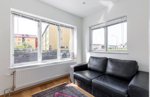 Hindby Villa | Stort hus i Lugnt Område med Stor Trädgård