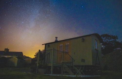 Llanfachraeth Bed & Breakfast | Storws Y Gorlan Shepherd's Hut
