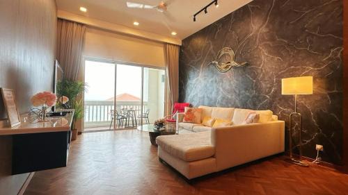 Seri Tanjung Pinang Apartment | Straits Quay Highest & Spacious Seaview Suite - 1