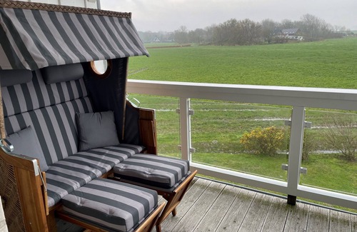 Wremen Apartment | Strandnahe Ferienwohnung mit Sauna, Sonnigem Balkon und Wunderschönem Landblick