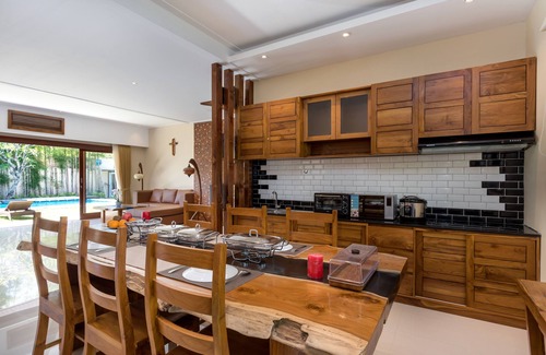 Sunset Road House | Strategic and Classic 3BR Family Villa at Seminyak