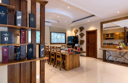 Sunset Road House | Strategic and Classic 3BR Family Villa at Seminyak