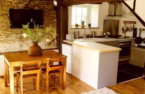 Hele Cottage | Strawfields. Fantastic rural location. Close to beaches. Games barn and Alpacas.