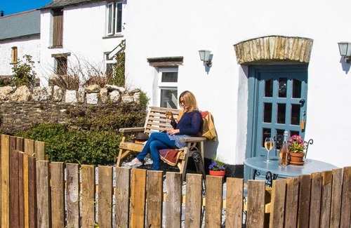 Hele Cottage | Strawfields. Fantastic rural location. Close to beaches. Games barn and Alpacas.