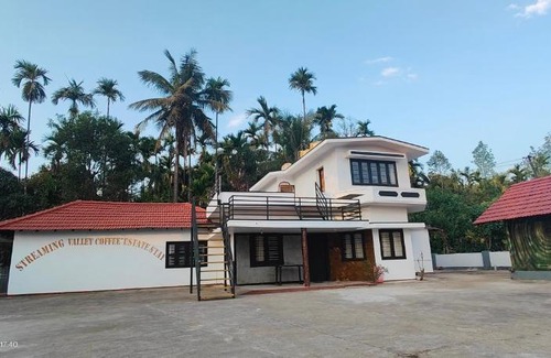 Madikeri House | Streaming Valley Mountain View Family Stay
