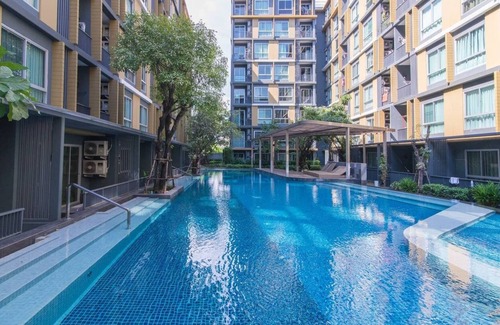 Khlong Toei Condo | street foods right in front of the place/ 2 Units Apartment for 6 PPL