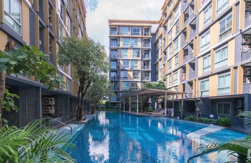 Khlong Toei Condo | street foods right in front of the place/ 2 Units Apartment for 6 PPL