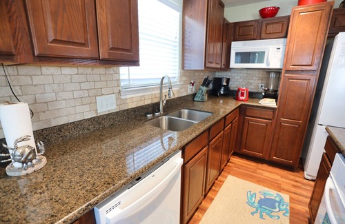 Crystal Beach House | Stroll the Beach! Relaxing Home 7 Min Walk to Beach+ Outdoor Space