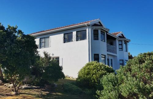 L'Agulhas House | Struispaleis