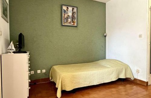 Argeles Plage Apartment | Studio à Argelès-sur-Mer, 400m de la plage et proche commerces, loggia, animaux bienvenus, ménage inclus - FR-1-225-548