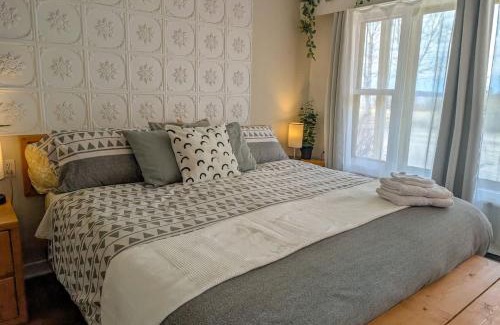 Ste Anne de Beaupre Apartment | Studio 10 - 2 min du Bord de l'eau Foyer & Barbecue