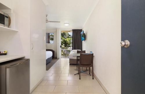 Emu Park Apartment | Studio 10 Endeavour Inn