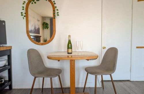 Ste Anne de Beaupre Apartment | Studio 14 - 2 min du Bord de l'eau Foyer & Barbecue