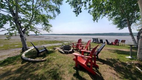 Ste Anne de Beaupre Apartment | Studio 14 - 2 min du Bord de l'eau Foyer & Barbecue