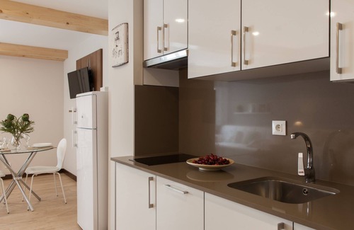 Santiago de Compostela Apartment | Studio 2B - 3 pax - 3 min walking cathedral - garden - terrace - wifi- elevator