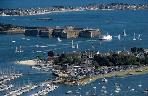 Larmor-Plage Apartment | STUDIO 2 PERS. 25 m2 with terrace not overlooked, near beaches, port and village.