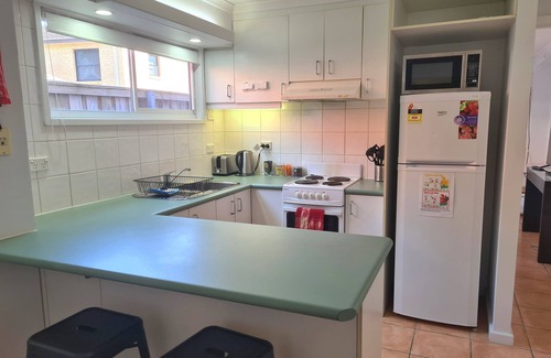 The Junction Apartment | Studio 2 - self contained - walk to cafes and beaches