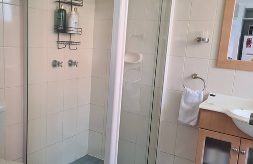 The Junction Apartment | Studio 2 - self contained - walk to cafes and beaches
