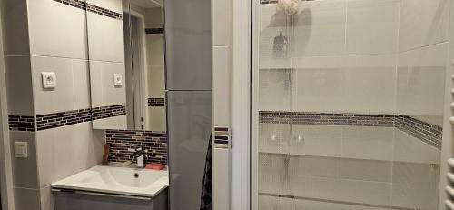 Petit-Ivry Apartment | STUDIO 22M2 A IVRY/SEINE-A 200 METRES DE PARIS. PROCHE METRO 7