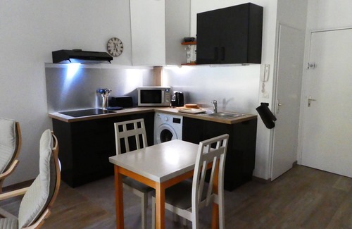 Aix-les-Bains City Center Apartment | Studio 3 * in the heart of Aix in front of the Parc de verdure with balcony