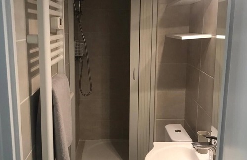 Aix-les-Bains City Center Apartment | Studio 3 * in the heart of Aix in front of the Parc de verdure with balcony