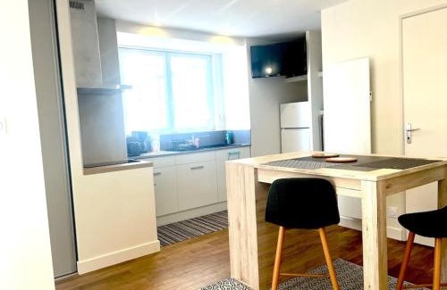 Polminhac Apartment | Studio 30m2, parking, 2 pers, 10 min d'Aurillac