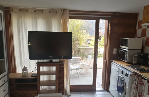 Evires Apartment | STUDIO 4 people with swimming pool/Annecy-Geneva