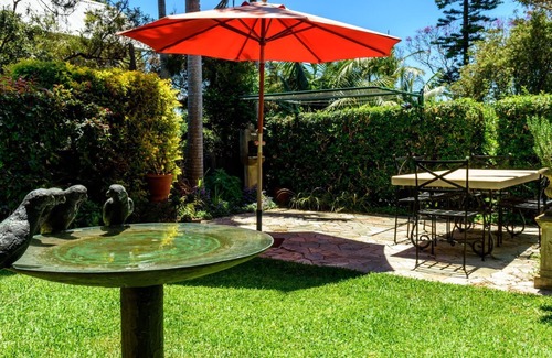 Balmain Cottage | Studio 44 B&B Balmain. A cottage in a garden.