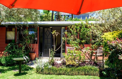 Balmain Cottage | Studio 44 B&B Balmain. A cottage in a garden.
