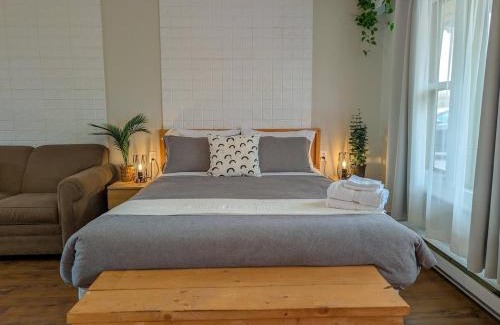 Ste Anne de Beaupre Apartment | Studio 5 - 2 min du Bord de l'eau, Foyer and Barbecue